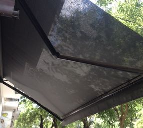 Toldo articulado com tecido sombreador